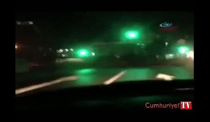 Virajı alamayan otomobil karşı şeride geçti