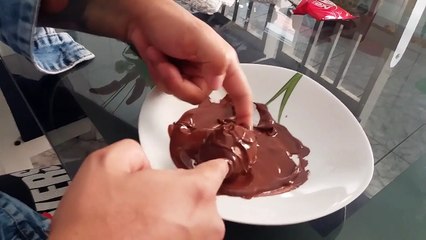 Un oeuf en chocolat piégé... Oups