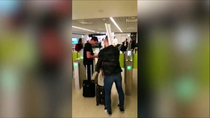 Ses potes lui ont imprimé un billet d'avion beaucoup trop grand !