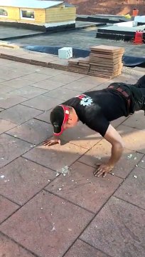 Ce gars fait des pompes incroyable...