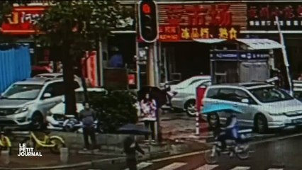 Buzz : Voici les images du pire vol de portable au monde - Regardez