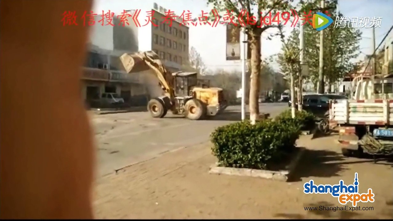 Une grosse embrouille dégénère et des ouvriers se battent avec des tracto-pelles