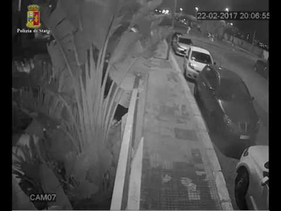 Attentati incendiari per estorcere denaro: arrestati mandante ed esecutore - Video Polizia