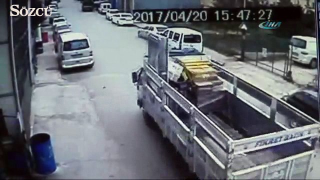 Freni boşalan kamyonet park halindeki araçlara çarptı