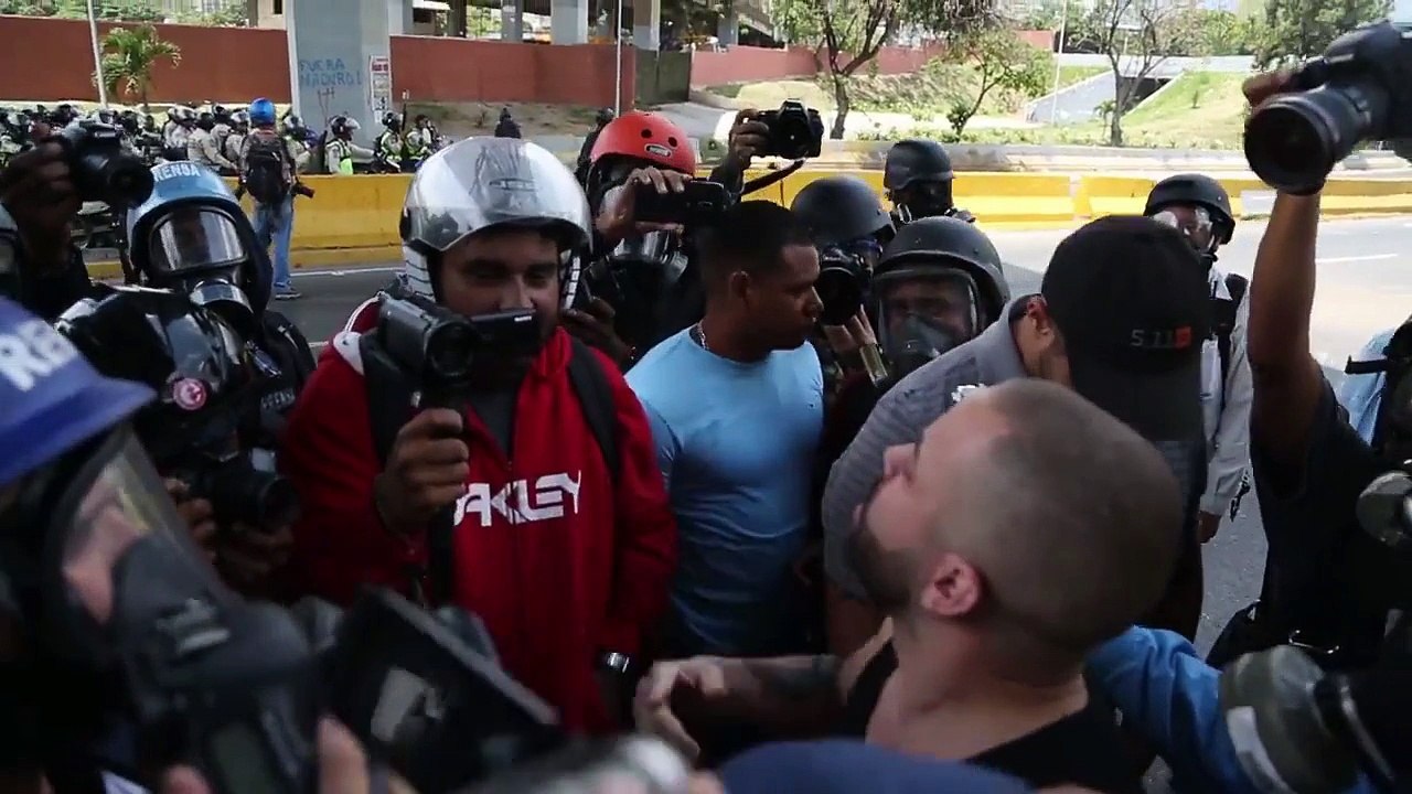 EL CANTANTE NACHO SALE A LA CALLE POR VENEZUELA