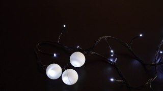 Tuto Facile : Une guirlande lumineuse en balles de ping-pong