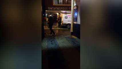 Cette femme voulait juste se reposer quelques secondes !