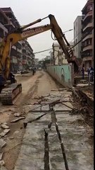 İş makinesinin yıktığı duvarın altında kaldı!