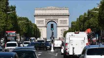 París trata de volver a la normalidad tras el atentado en los Campos Elíseos