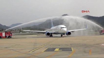 Antalya Rus Turistler, Havalimanında Su Takıyla Karşılandı