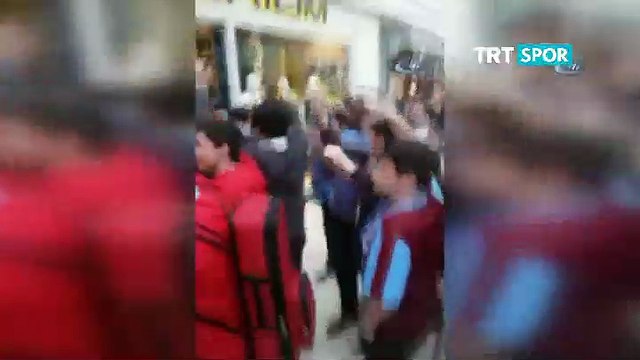 Horon oynayarak Fenerium'a girmek isteyen Trabzonspor taraftarları