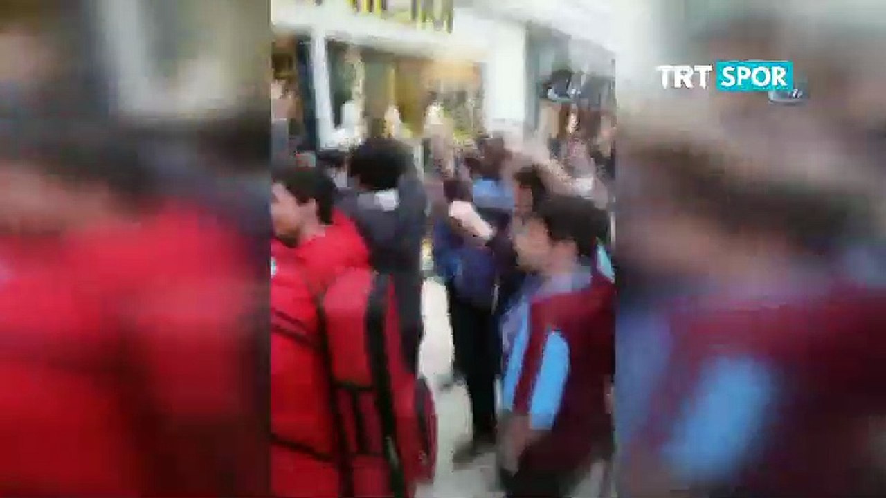 Horon oynayarak Fenerium'a girmek isteyen Trabzonspor taraftarları