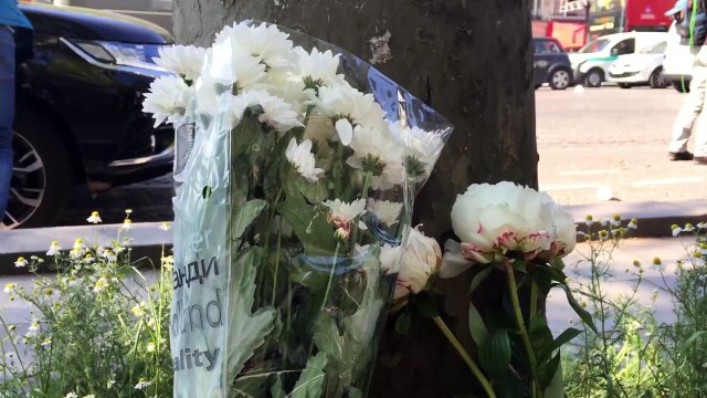 Un homme est mort en plein Paris Les Parisiens rendent hommage au policier décédé