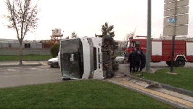 Sivas'ta Askeri Midibüs Devrildi