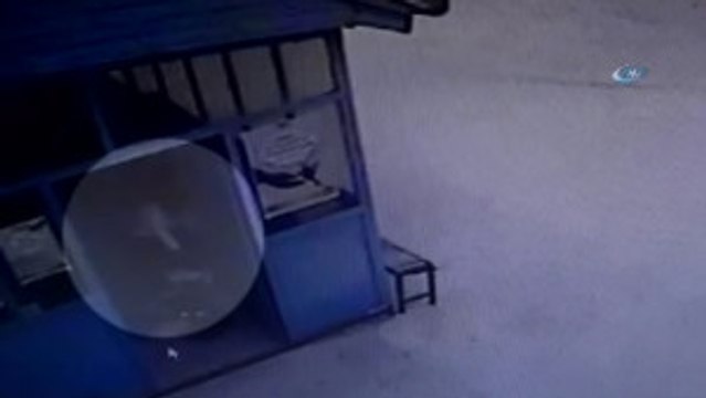 Ayakkabı Hırsızı Kamerada... Camiden Ayakkabı Çalan Hırsız Kendi Ayakkabısını da Vatandaşa Bıraktı