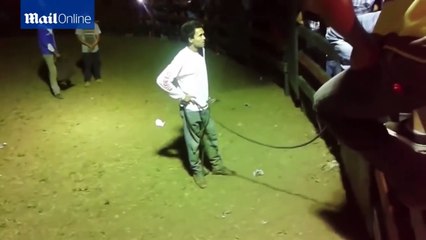 Un mec dans une arène attend de pied ferme l'arrivée d'un taureau, quand soudain...