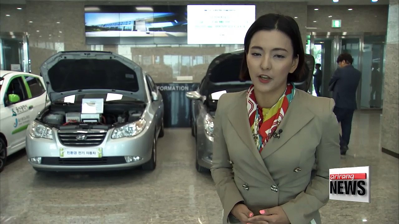 Ahn Cheol-soo pledges support for auto industry as he campaigns in Ulsan and Busan