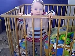 Célian debout dans le park [9mois 1/2]