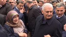 Başbakan Yıldırım Cuma Namazı Çıkışı Vatandaşla Buluştu