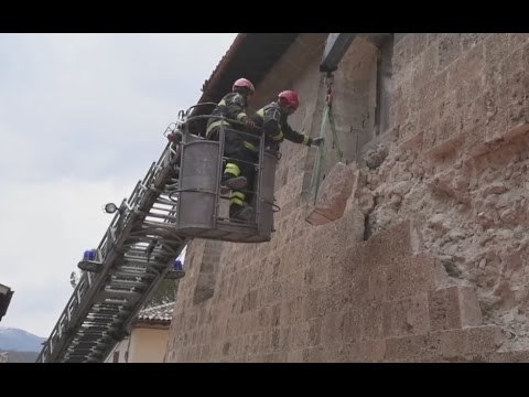 Norcia (PG) - Terremoto, rimozione pietre da chiesa S.Maria Argentea (21.04.17)