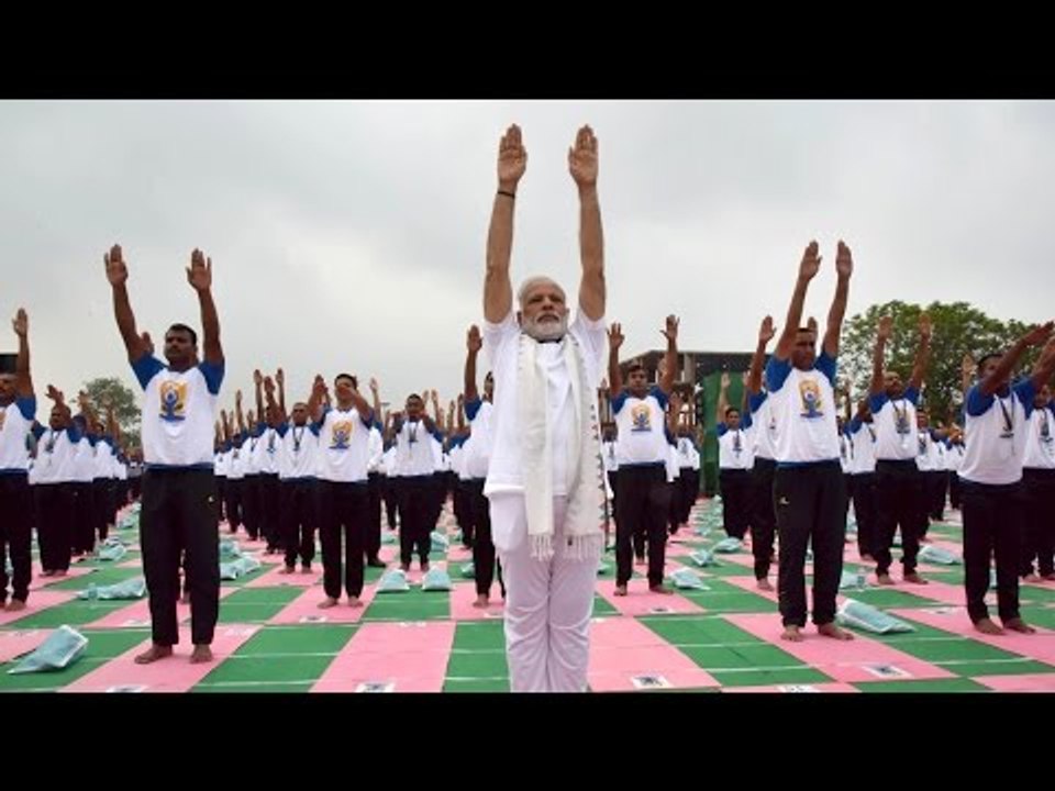 Yoga Day : PM Modi performs asanas, makes new a...