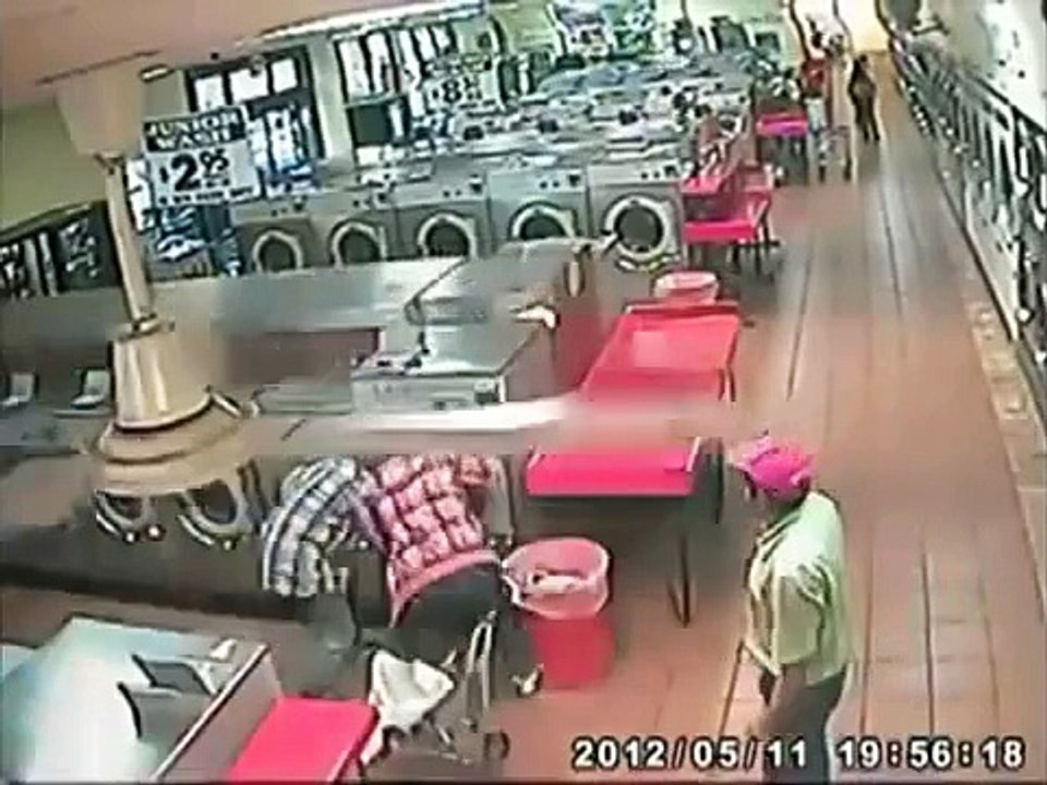 Quand tes parents t'enferment dans la machine à laver... Débile!