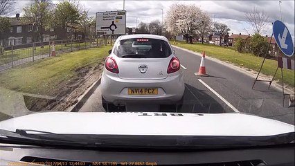 Video herunterladen: Une tarée essaie de forcer le passage en voiture et sort de la caisse pour pourrir le conducteur.... Road rage marrant