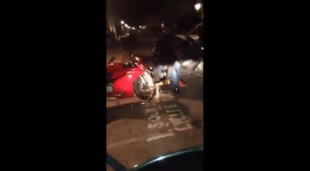 Ils volent une moto devant les passants.