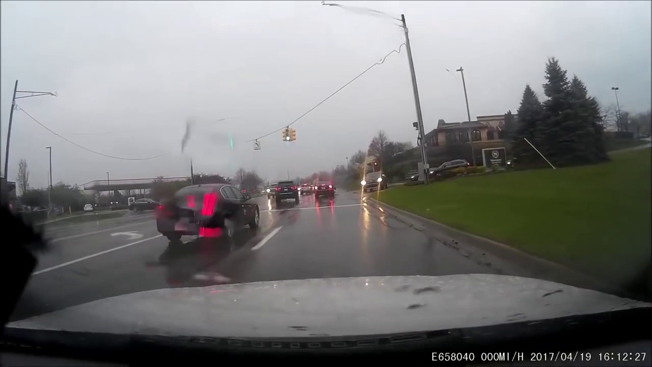 Traverser en mercedes au feu rouge... FAIL