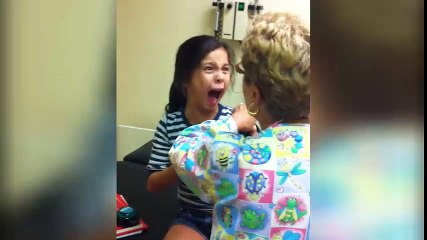 Cô bé khiếp sợ khi bị tiêm ngừa.