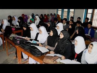 Kashmiri teenage girls trashed by school warden | Oneindia News