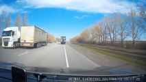 Un conducteur de poids lourd s'endort au volant.