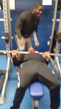 Il tue son pote aux haltères !
