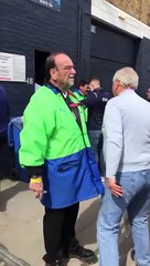 Segurança é filmado a proceder a uma forte inspeção