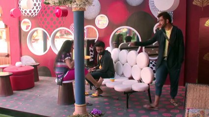 Manu enacts Gaurav and Bani in front of friends