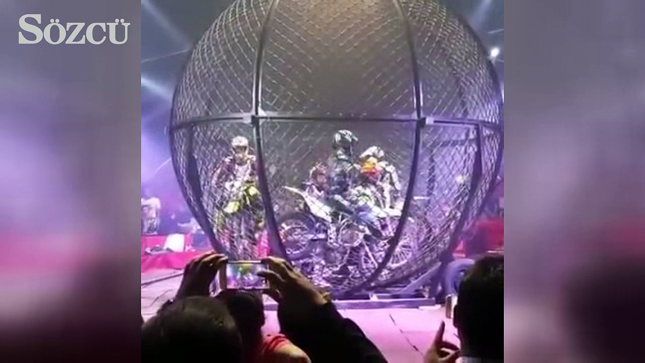 Motorculardan kafes içinde müthiş şov