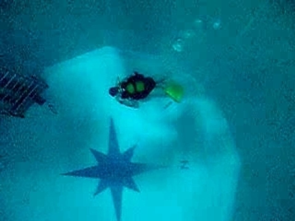 Descente dans le trou bleu