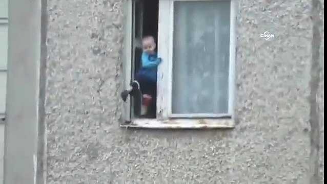 معجزة نجاة طفل روسي يلعب على نافذة بإرتفاع 8 طوابق