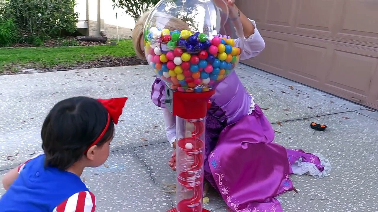 Snow White Baby finds Magic Sidewalk Chalk! w_ Wonder Woman, princess Rapunzel, catwoman, mcdonalds-BSmA05G-H4E