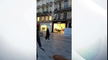 Un passant filme les Champs-Élysées sans savoir l'attaque qui va avoir lieu