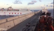 Momento del impacto del Armas contra el Puerto de la Luz y de Las Palmas