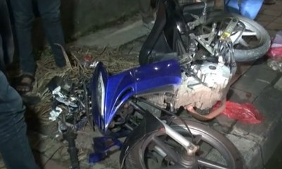 Oleng Saat Menikung, Motor Ini Tabrak Trotoar
