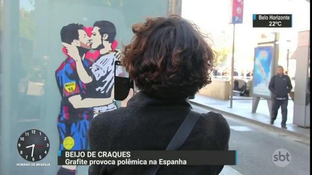 Grafite de beijo entre Messi e Cristiano Ronald...