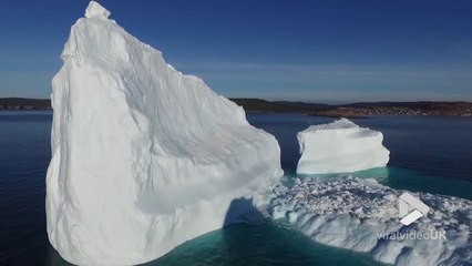 Il filme un Iceberg magnifique au large du Newfoundland, Canada