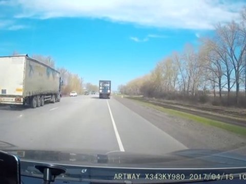 Ce routier s'est endormi au volant... Accident impressionnant