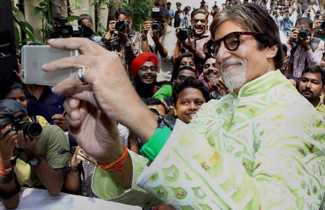 Amitabh Bachchan's  Fans Asking For Selfie