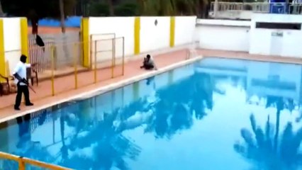 Kafesinden kaçan kaplan insana bakın nasıl saldırdı!