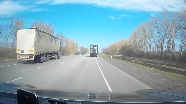 Le conducteur d'un camion termine dans le fossé