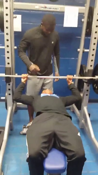 Il lâche un pet lors de son développer coucher ! mdrrrr