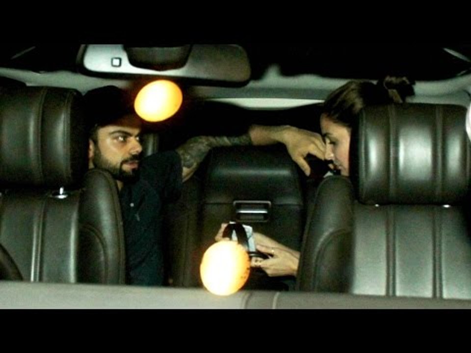 Virat Kohli kissing Anushka Sharma at Mumbai Airport | Oneindia News